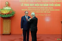Trao Huy hiệu 60 năm tuổi Đảng tặng nguyên Tổng Bí thư Nông Đức Mạnh